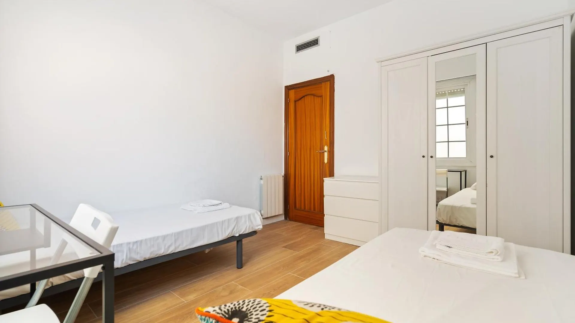 شقة Chic 3Br Retreat With Private Terrace برشلونة 0*,  إسبانيا