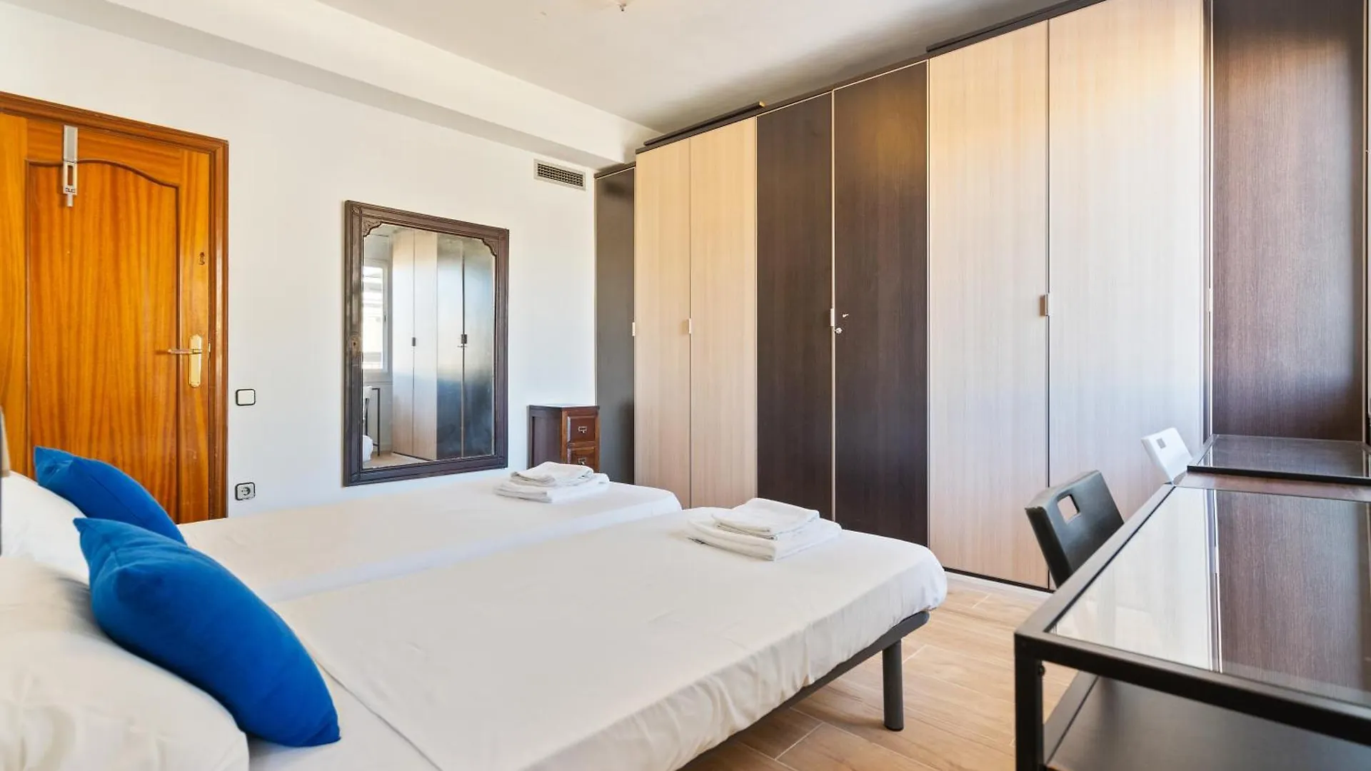 شقة Chic 3Br Retreat With Private Terrace برشلونة إسبانيا