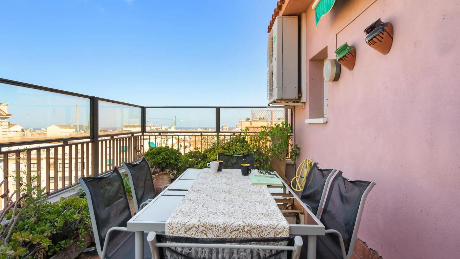 شقة Chic 3Br Retreat With Private Terrace برشلونة 0*,  إسبانيا